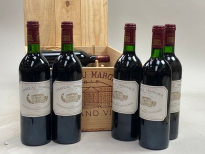 12 bouteilles Château Margaux 1983 1er GCC...