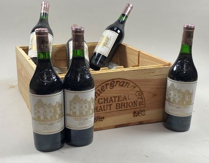 12 bouteilles Château Haut-Brion 1982 1er...