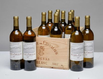 12 bouteilles Domaine de Chevalier 1987 Blanc...