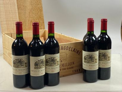 12 bouteilles Château Magdelaine 1983 1er...