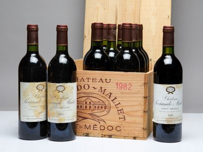 null 12 bottles Château Sociando-Mallet 1982 Haut Medoc CB (ETIQ TACHEES)