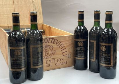 12 bouteilles Château Trottevieille 1985...