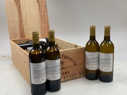 12 bouteilles Domaine de Chevalier Blanc...