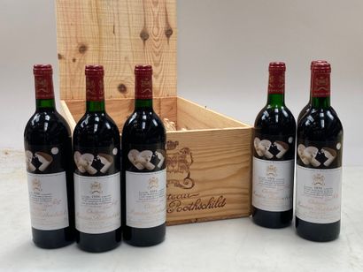 12 bouteilles Château Mouton Rothschild 1986...