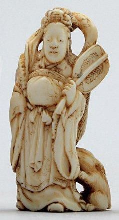 null NETSUKE en ivoire représentant la déesse Benten debout tenant un ushiwa, un...