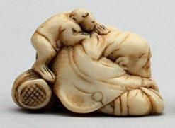 null NETSUKE en ivoire représentant un sarumawashi endormi, son singe faisant de...