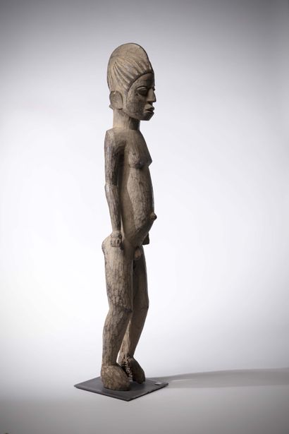 null Lobi Burkina	
Importante statue masculine en bois lourd, patine ancienne légèrement...