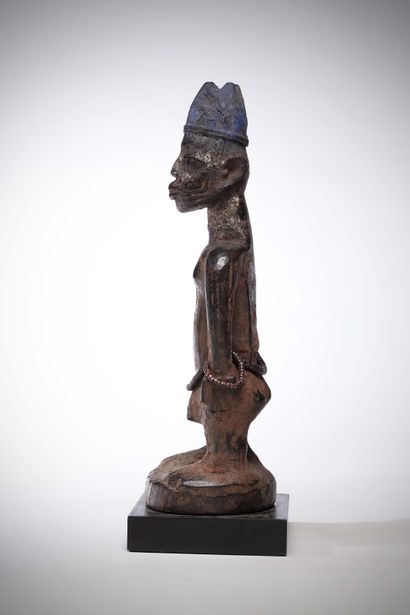 null Yoruba Nigéria	
Statuette de jumeau Ibedji recouvert d’une épaisse couche de...