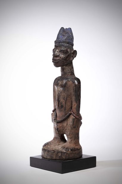 null Yoruba Nigéria	
Statuette de jumeau Ibedji recouvert d’une épaisse couche de...