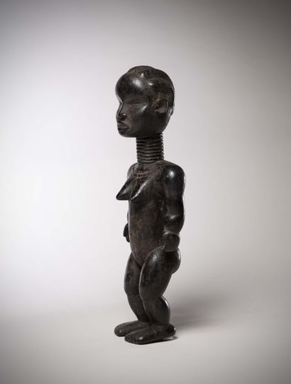 null Dan Côte d’ivoire 	
Statue féminine en bois lourd à profonde patine noir laqué....