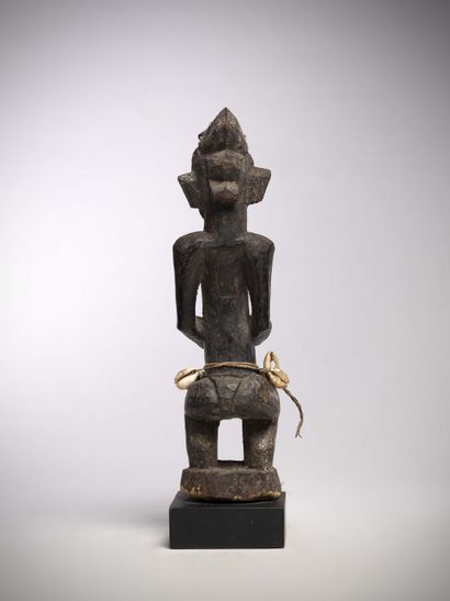 null Sénoufo Côte d'Ivoire	
Statue féminine en bois mi-lourd à patine sacrificielle,...