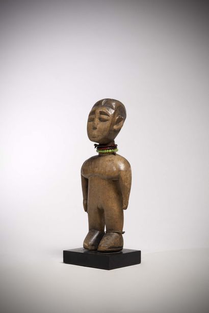null Ewe Togo 
Statuette de jumeau « Venavi » en bois clair délavé, rangs de perles...