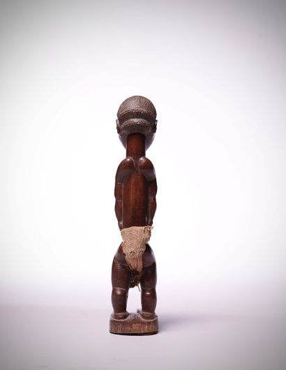 null Baoulé Côte d'Ivoire	
Statuette en bois lourd à patine brun rouge, bras collés...