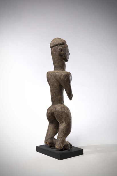 null Géomaï Nigéria
Très ancienne statue masculine à épaisse patine sacrificielle...