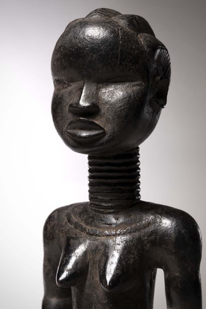 null Dan Côte d’ivoire 	
Statue féminine en bois lourd à profonde patine noir laqué....