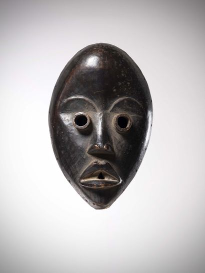 null Dan Ivory Coast
Mask with round tubular eyes, the mouth between open is obstructed...