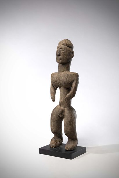 null Géomaï Nigéria
Très ancienne statue masculine à épaisse patine sacrificielle...