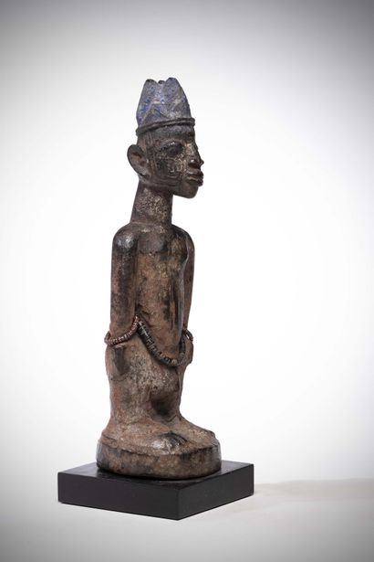 null Yoruba Nigéria	
Statuette de jumeau Ibedji recouvert d’une épaisse couche de...