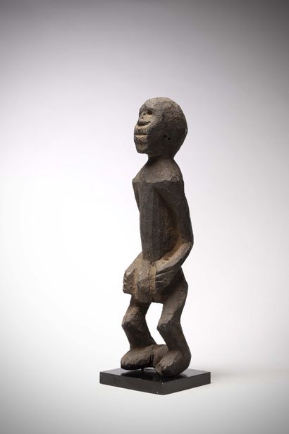 null Keaka Cameroun	 
Très ancienne statue masculine en bois lourd à patine noire...