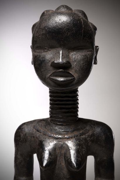 null Dan Côte d’ivoire 	
Statue féminine en bois lourd à profonde patine noir laqué....