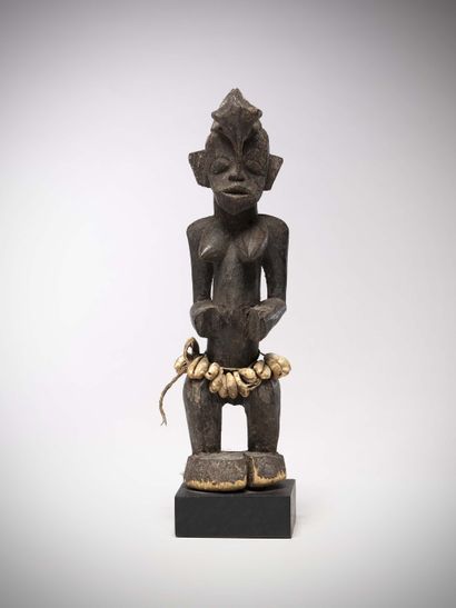 null Sénoufo Côte d'Ivoire	
Statue féminine en bois mi-lourd à patine sacrificielle,...
