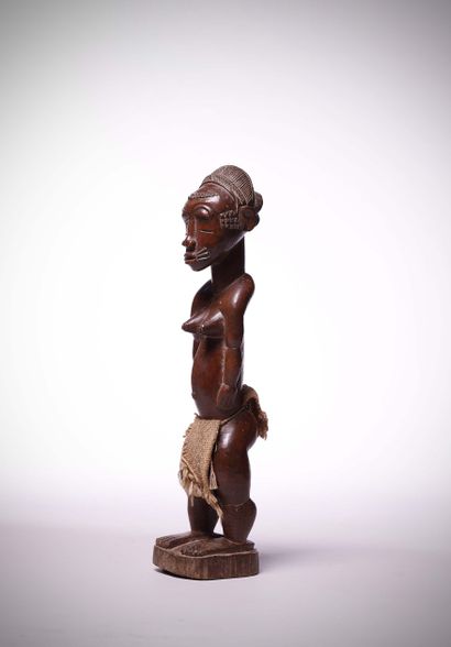 null Baoulé Côte d'Ivoire	
Statuette en bois lourd à patine brun rouge, bras collés...