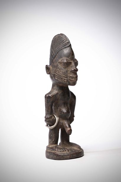 null Yoruba Nigéria	
Statuette de jumeau mâle à profonde patine d’usage. 	Collection...