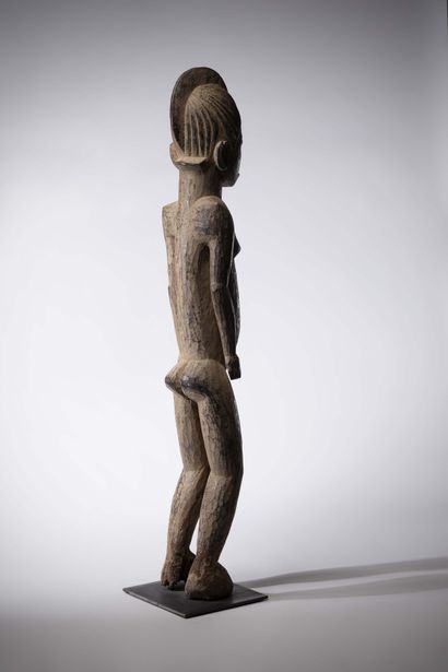 null Lobi Burkina	
Importante statue masculine en bois lourd, patine ancienne légèrement...