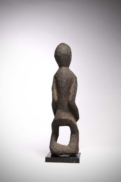 null Keaka Cameroun	 
Très ancienne statue masculine en bois lourd à patine noire...