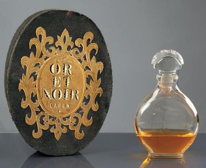 Caron «Or & Noir» - (1949) Coffret prototype ovale en carton gainé de papier or et...