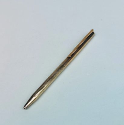 null DUPONT 
Silver ballpoint pen numbered C9H91
Gross weight : 26.4 g 
Length :...