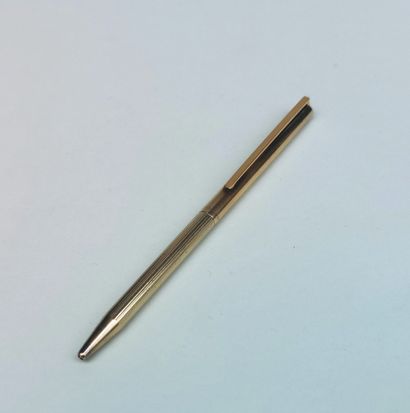 null DUPONT 
Stylo à bille en argent doré numéroté C9H91
Poids brut : 26.4 g 
Longueur...