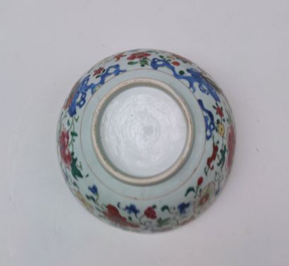 null Coupe en porcelaine à décors d'oiseaux et fleurs, Chine
Diamètre : 22.5 cm,...
