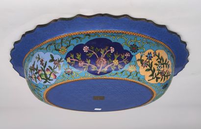 null COUPE de forme ronde en métal à émaux polychromes cloisonnés à décor de chimères...