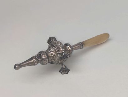 null HOCHET in silver, the handle in acre, end of the XIXth century.
Length 15cm
Gross...