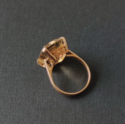 null RING in yellow gold 750°/00 set with a citrine or topaz stone 
Gross weight...
