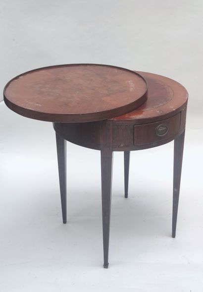 null TABLE A JEUX de forme ronde en bois de placage ouvrant en ceinture par deux...
