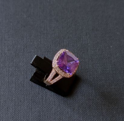 RING in yellow gold 585°/00 set with an amethyst...