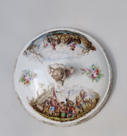 null Important covered VASE "pot pourri" of round form out of porcelain and gilded...