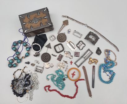LOT of fancy jewels in metal and various...