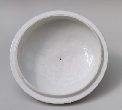 null Important VASE couvert "pot pourri" de forme ronde en porcelaine et monture...