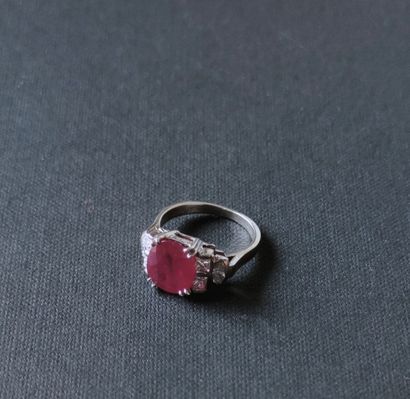 null RING in white gold 750°/00 set with a Burmese ruby of 3.59 carats accosted by...