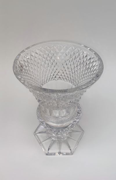 null VASE in glassware or cut crystal of medicis form, not marked. Work of the XXth...