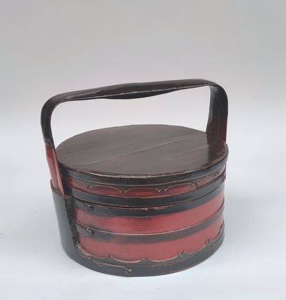 null Brown and red lacquered bamboo picnic box with a handle, China
Height : 30 Diameter...