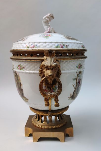 null Important covered VASE "pot pourri" of round form out of porcelain and gilded...