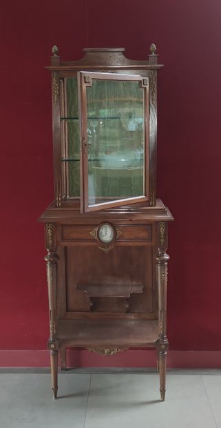 null Petite VITRINE sur console en bois de style fin XIXe siècle