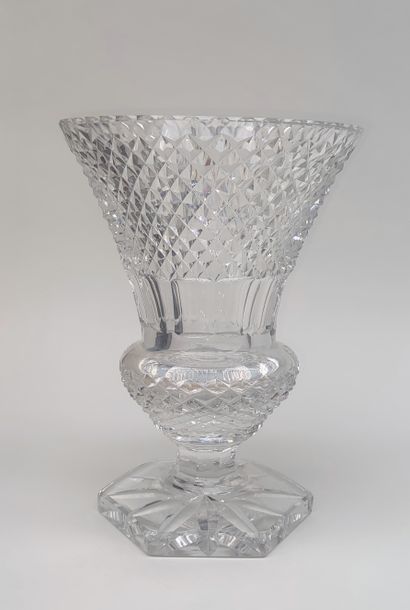 null VASE en verrerie ou cristal taillé de forme médicis, non marqué. Travail du...