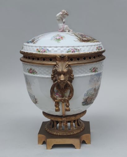 null Important covered VASE "pot pourri" of round form out of porcelain and gilded...