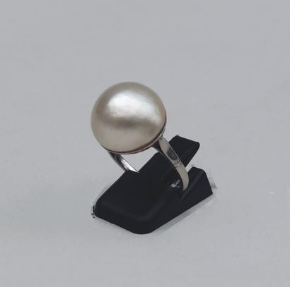 Platinum ring set with a half pearl 
Gross...