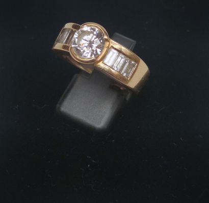 null Ring in yellow gold 750°/00 set with a central, slightly oval, brilliant-cut...